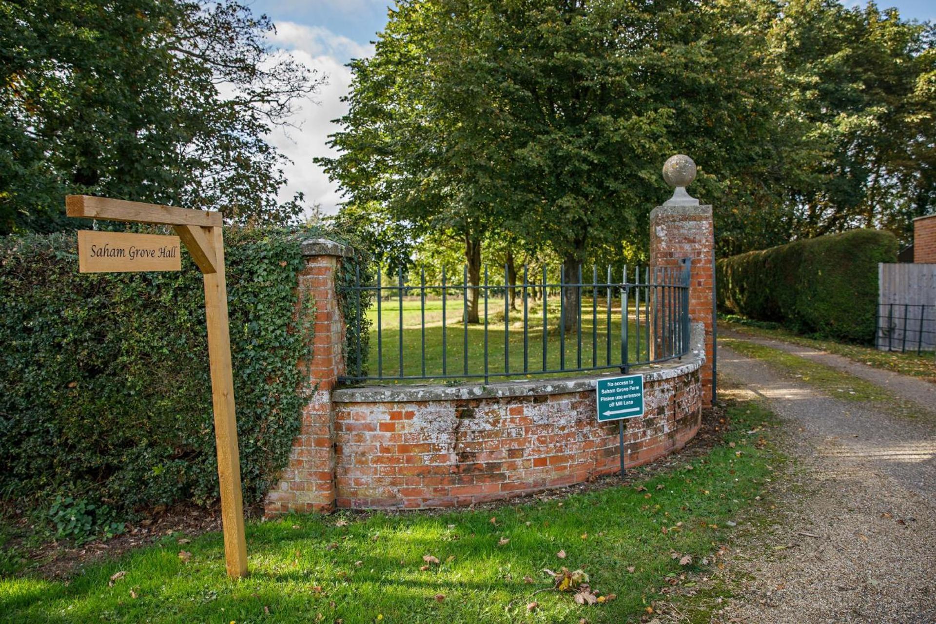Saham Grove Hall By Group Retreats Bradenham  外观 照片