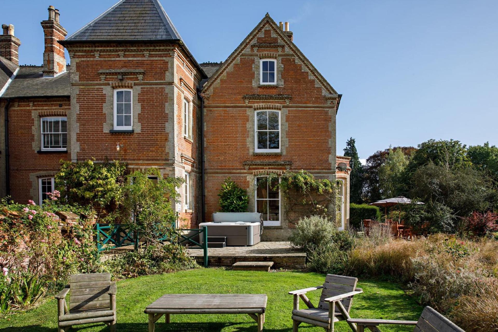 Saham Grove Hall By Group Retreats Bradenham  外观 照片