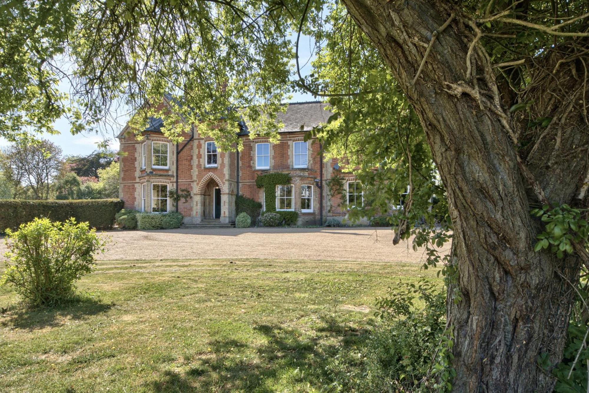 Saham Grove Hall By Group Retreats Bradenham  外观 照片